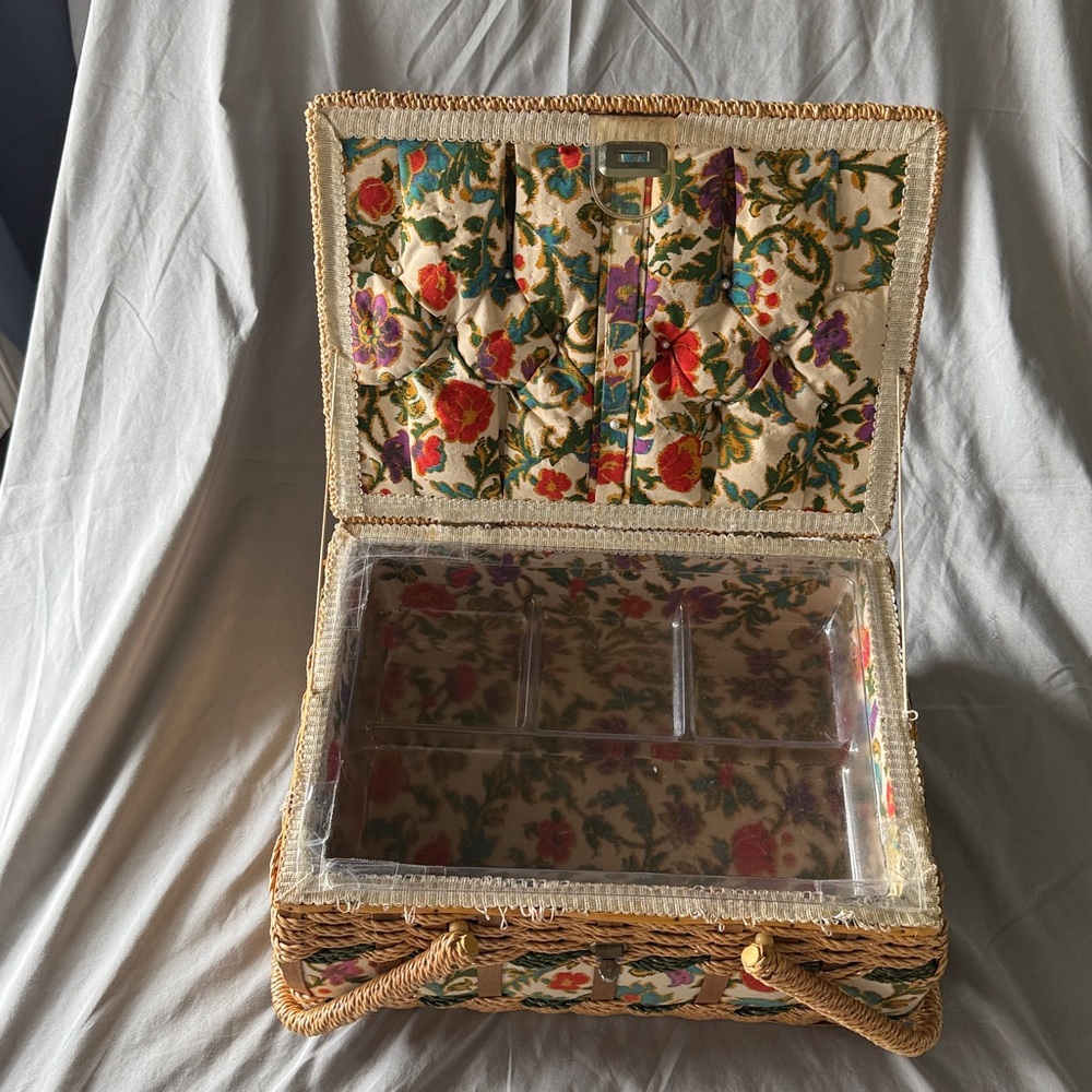 Vintage Woven Sewing Basket Padded With Handle - Picture 3 of 4